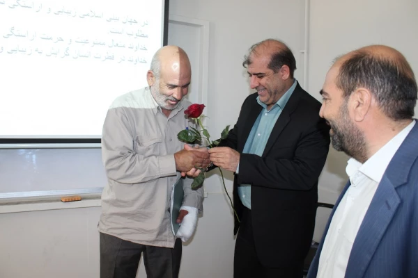 تبریک روز معلم وهفته سر آمدی آموزش به اساتید و دانشجو معلم دانشگاه فرهنگیان لرستان 6