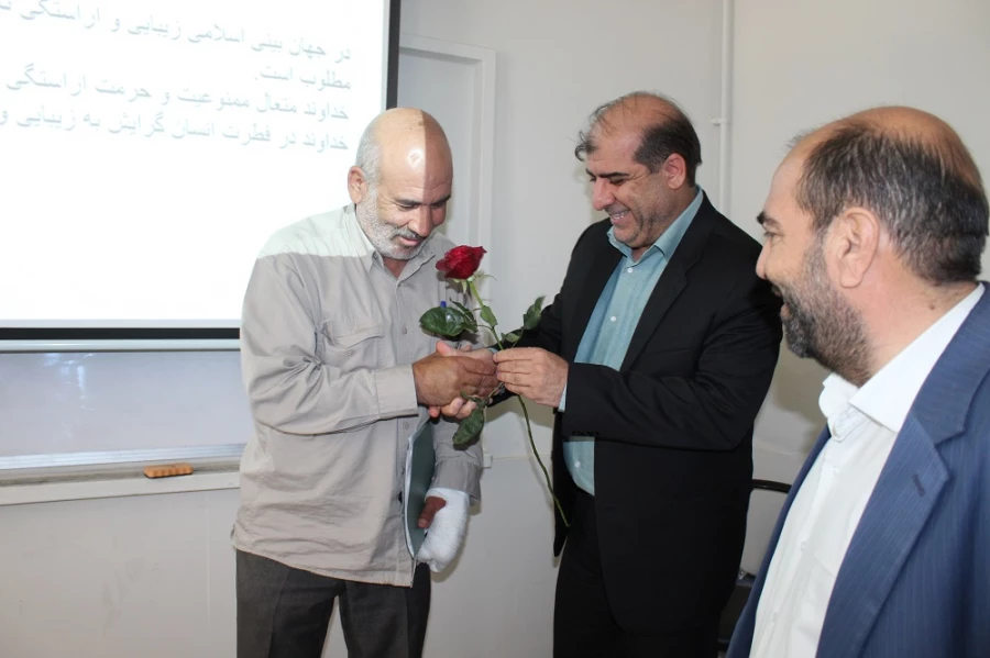 تبریک روز معلم وهفته سر آمدی آموزش به اساتید و دانشجو معلم دانشگاه فرهنگیان لرستان 6