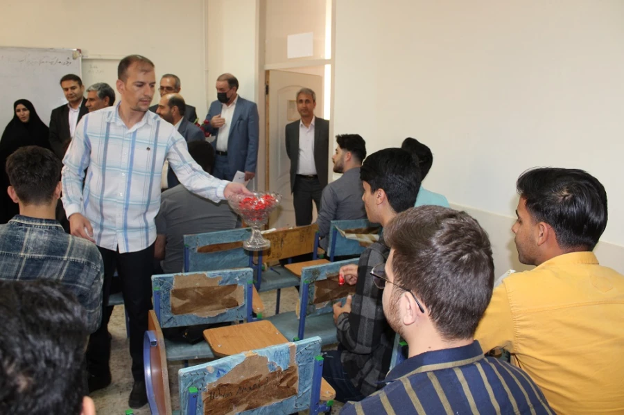 تبریک روز معلم وهفته سر آمدی آموزش به اساتید و دانشجو معلم دانشگاه فرهنگیان لرستان 8