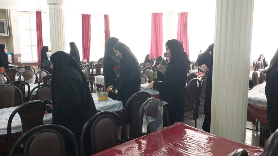 تبریک روز معلم وهفته سر آمدی آموزش به اساتید و دانشجو معلم دانشگاه فرهنگیان لرستان 15