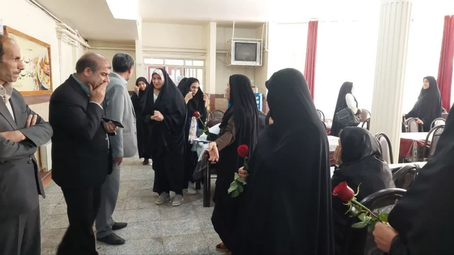 تبریک روز معلم وهفته سر آمدی آموزش به اساتید و دانشجو معلم دانشگاه فرهنگیان لرستان 16