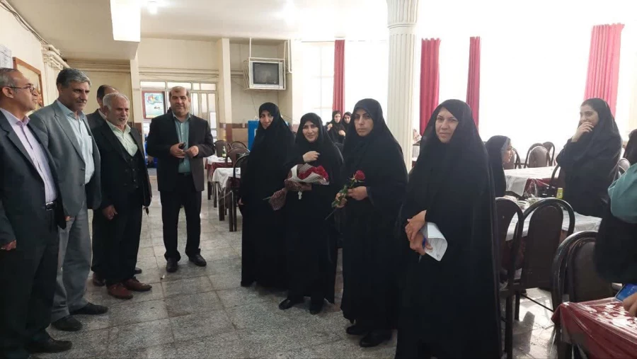 تبریک روز معلم وهفته سر آمدی آموزش به اساتید و دانشجو معلم دانشگاه فرهنگیان لرستان 23