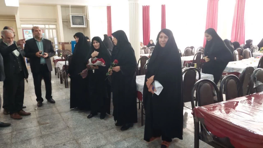 تبریک روز معلم وهفته سر آمدی آموزش به اساتید و دانشجو معلم دانشگاه فرهنگیان لرستان 24