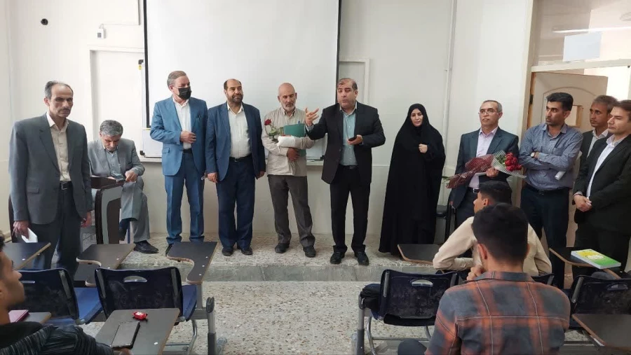 تبریک روز معلم وهفته سر آمدی آموزش به اساتید و دانشجو معلم دانشگاه فرهنگیان لرستان 25