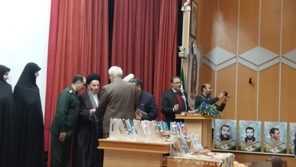 آیین رونمایی از مجموعه ۴۰ جلدی ره نامه ،مقام معظم رهبری در دانشگاه فرهنگیان لرستان 8