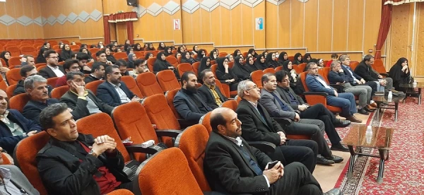 دوره آشنایی و ارتقاء سطح دانش وتوانمندی مدیران و معلمان راهنمای مدارس کارورزی شهرستان خرم آباد 3