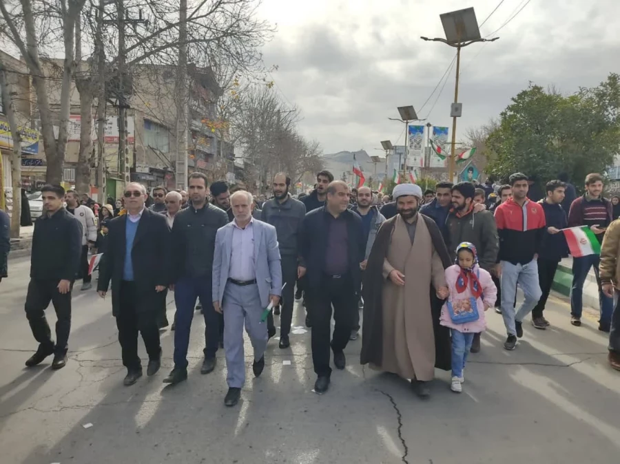 حضور پرشور و نشاط آفرین اساتید ،کارکنان و دانشجویان دانشگاه فرهنگیان لرستان همراه با سایر اقشار استان لرستان در راهپیمایی ۲۲ بهمن ۱۴۰۲ ( به  روایت تصویر) 2