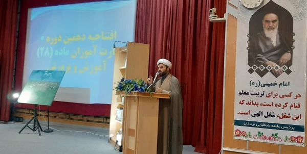 معلم الگو و اسوه دانش آموز است 4