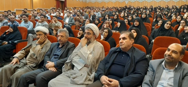 معلم الگو و اسوه دانش آموز است 8