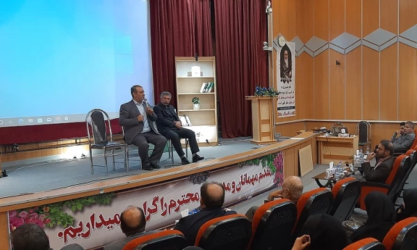 معلم الگو و اسوه دانش آموز است 9