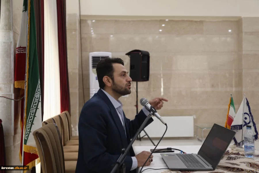 استاد حسن فانیدپور در این کارگاه به ارائه مطالبی پیرامون «کاربرد هوش مصنوعی تاثیر آن بر آینده تعلیم و تربیت» پرداخت. 2