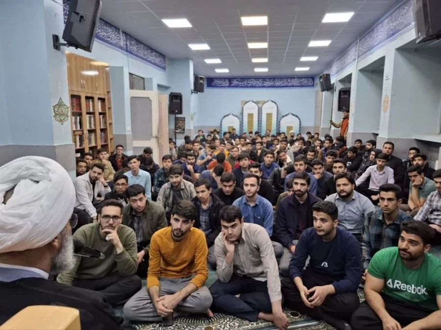 
نشست صمیمی دانشجویی با محوریت جوان مهدوی 
 4