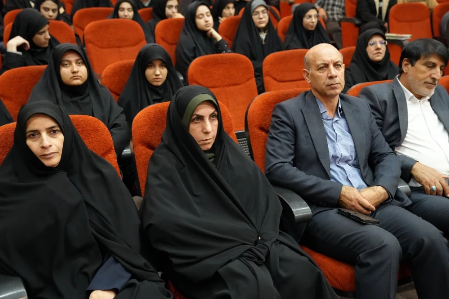 نشست بصیرتی «نسل جوان، پرچمدار استکبارستیزی» در دانشگاه فرهنگیان لرستان 10