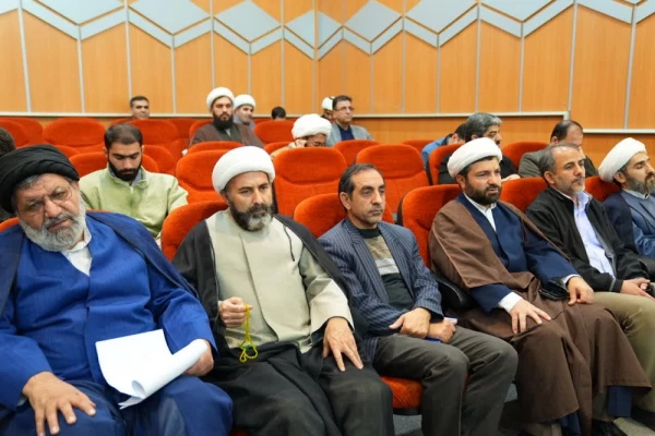 نشست وحدت حوزه و دانشگاه با حضور نماینده ولی فقیه در لرستان و رئیس دانشگاه آزاد اسلامی کشور در دانشگاه فرهنگیان لرستان برگزار شد 3