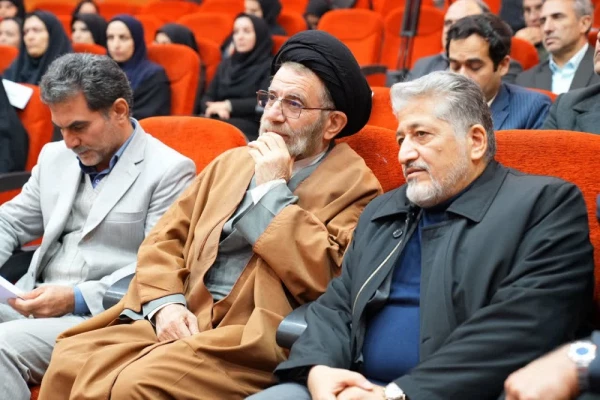 نشست وحدت حوزه و دانشگاه با حضور نماینده ولی فقیه در لرستان و رئیس دانشگاه آزاد اسلامی کشور در دانشگاه فرهنگیان لرستان برگزار شد 4