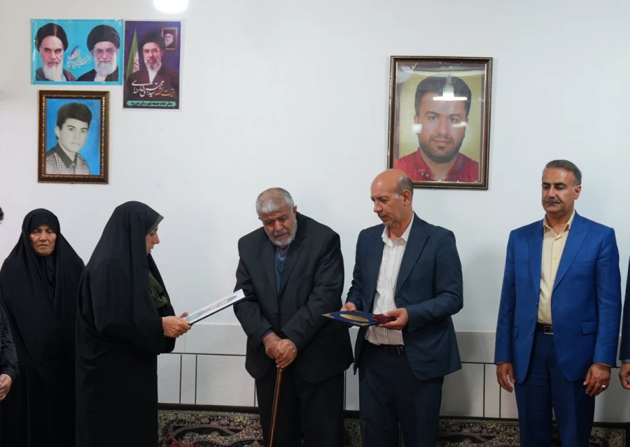دیدار مسئولان دانشگاه فرهنگیان لرستان با خانواده شهید دکتر رضا جمشیدی 5