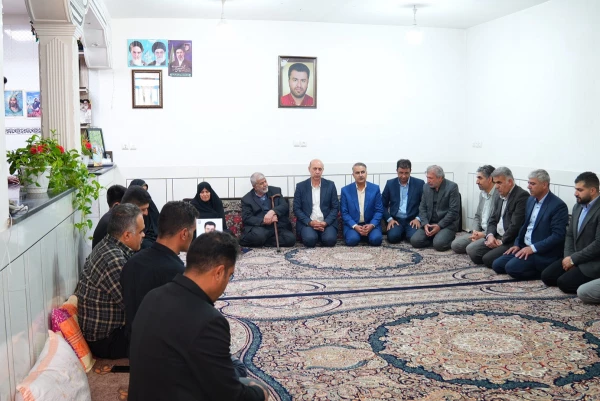 دیدار مسئولان دانشگاه فرهنگیان لرستان با خانواده شهید دکتر رضا جمشیدی 6