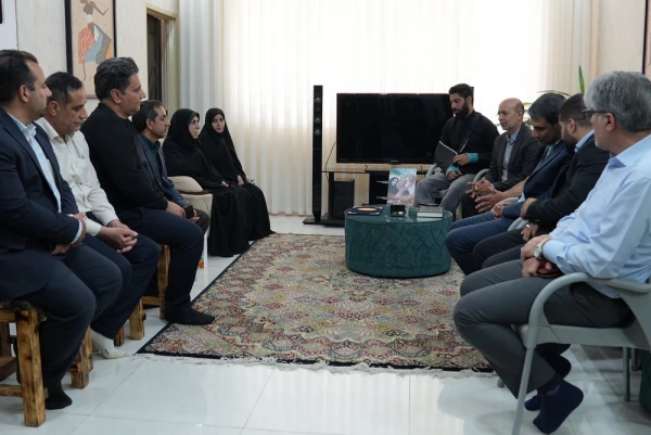دیدار مسئولین دانشگاه فرهنگیان لرستان با خانواده معزز شهید باغبان و عزیزی 2